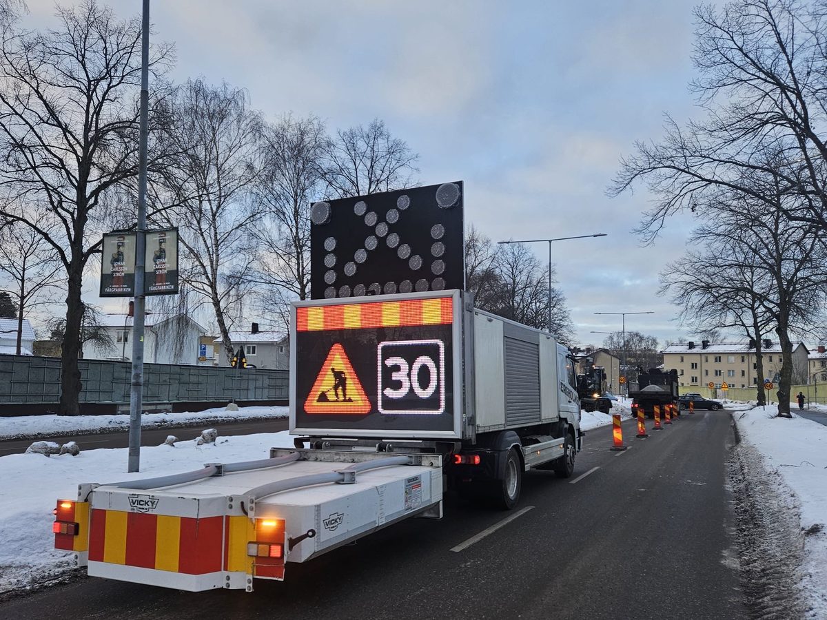 Bergholms TMA-bil med skyltvagn säkrar ett vägarbete
