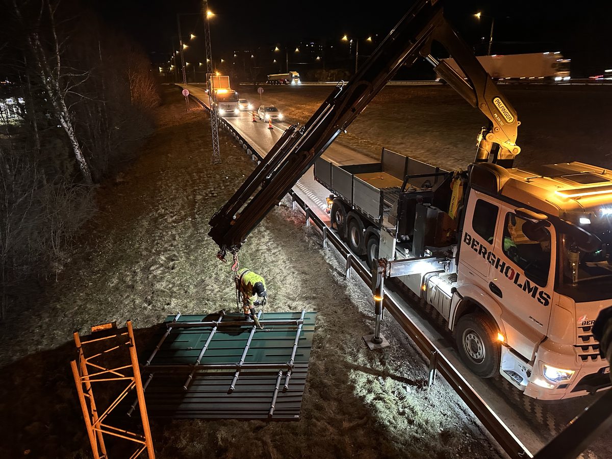Bergholms vid ett vägarbete med skyddsfordon längs en trafikerad väg